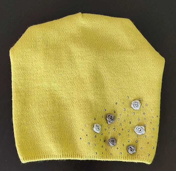 Żółta czapka z ozdobnymi różyczkami
