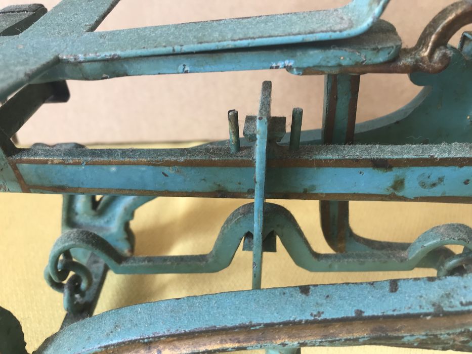 Stara żeliwna zabytkowa waga szalkowa