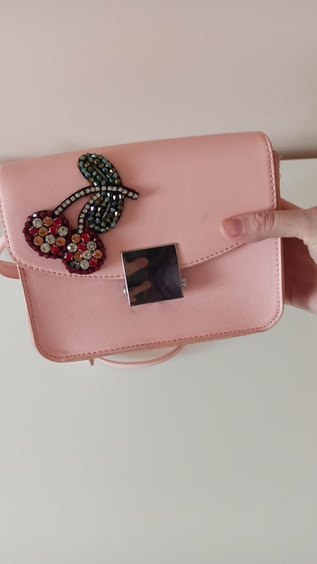 Różowa torebka z biżuteryjną ozdobą Reserved listonoszka