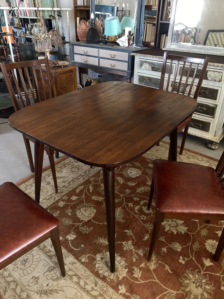 Conjunto de mesa e 5 cadeiras