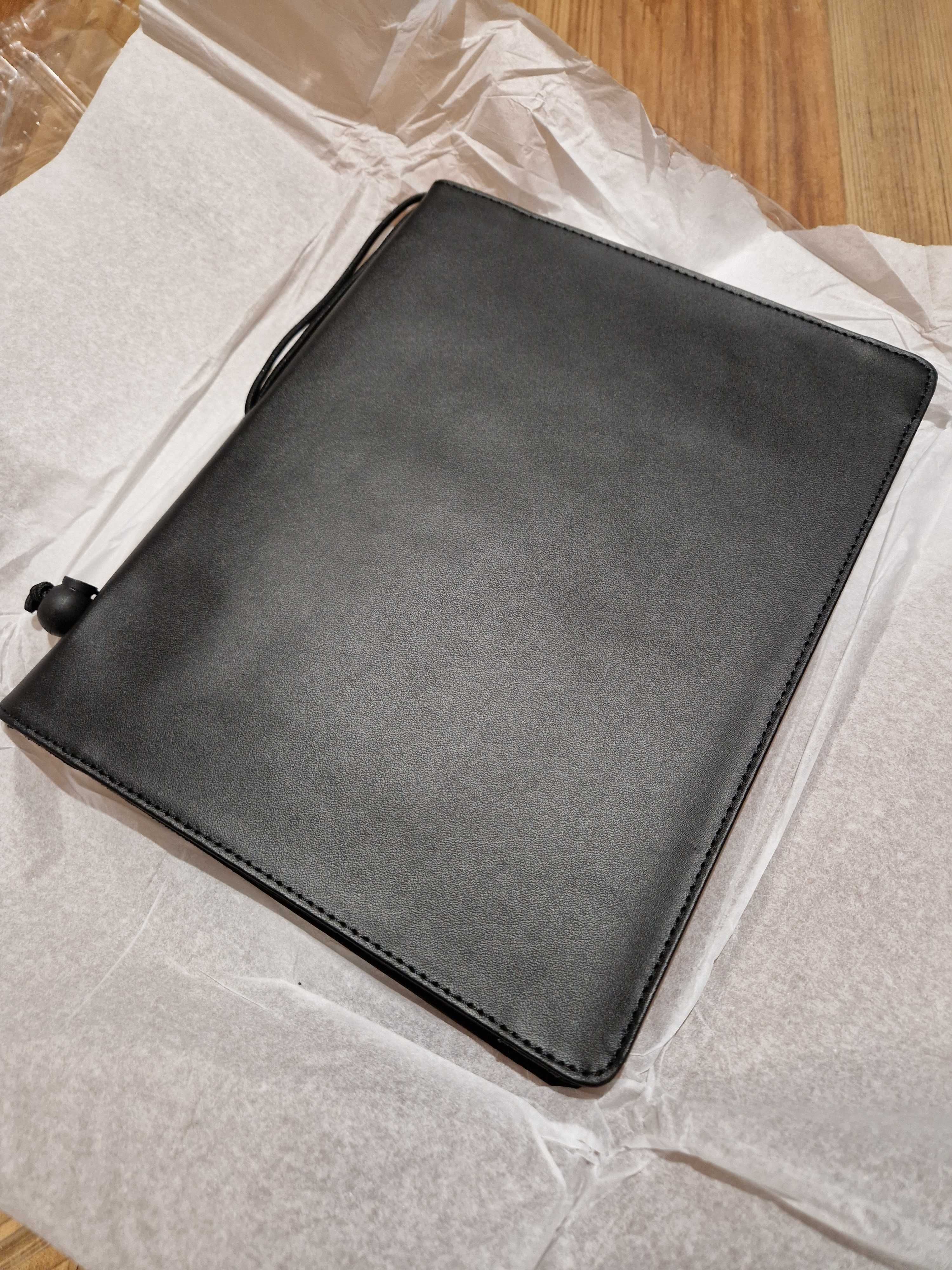 Czarne skórzane etui na tablet Apple iPad 1 firmy Stilgut