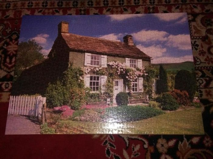 Puzzle 1000 elementów na podkładce zafiolowane