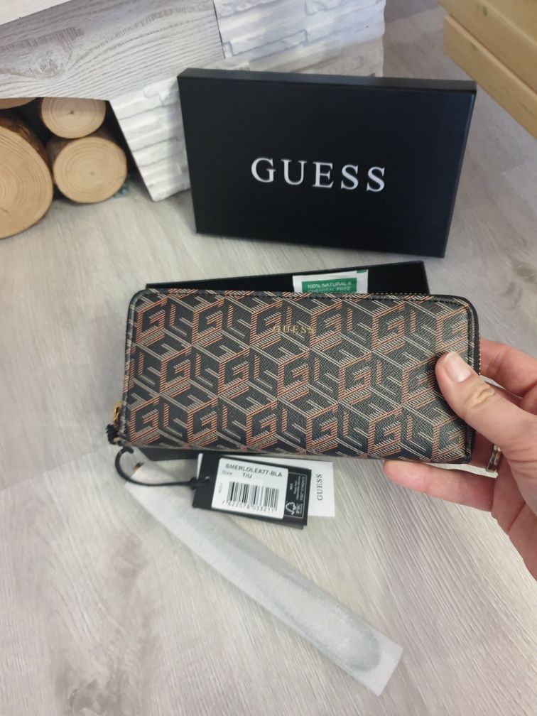 Guess unisex portfel 19x9cm w pudelku logowany z zawieszka