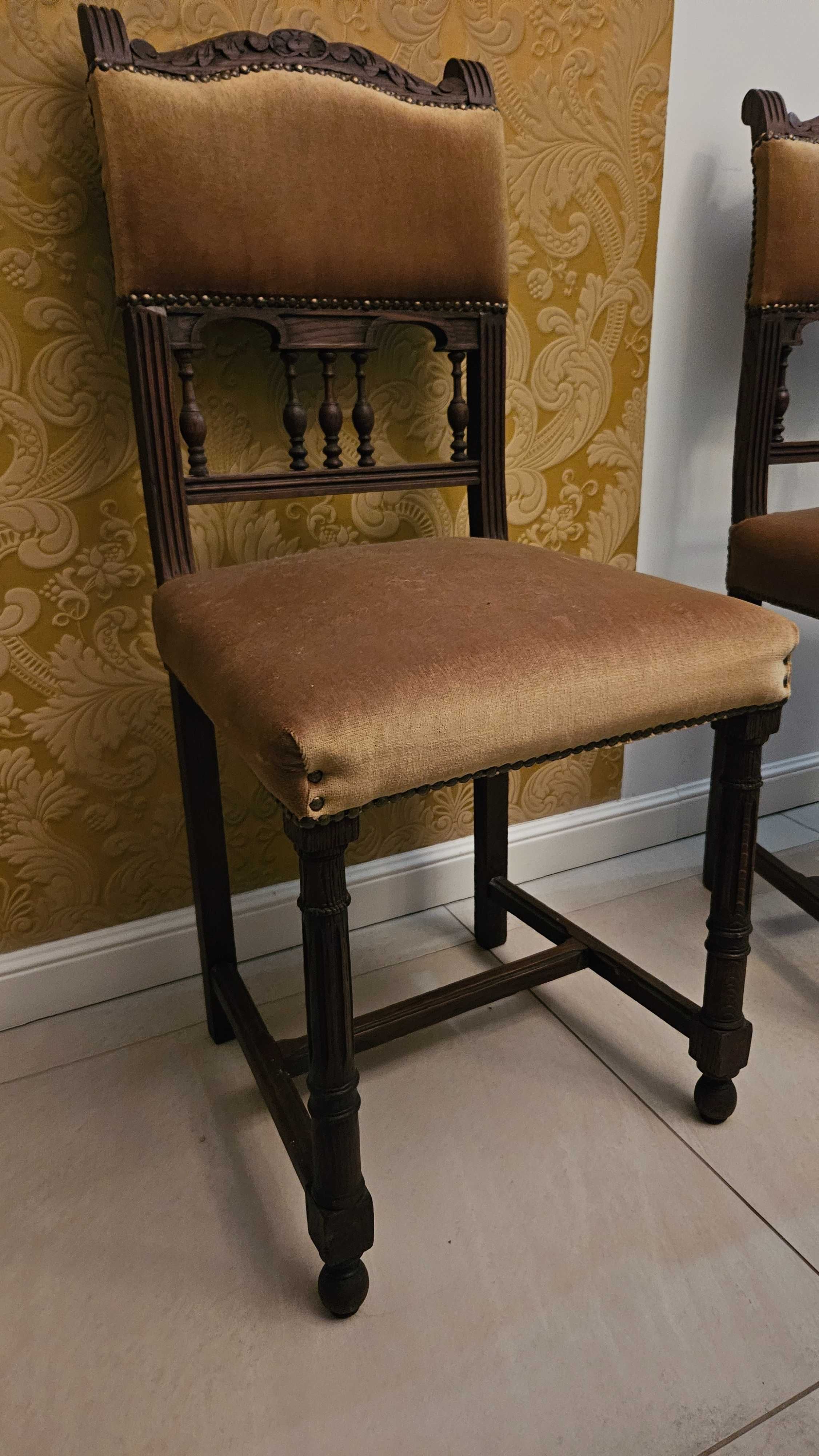 Eleganckie, tapicerowane krzesła Henri II.