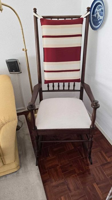 Cadeira de baloiço colonial em madeira africana (Umbila)