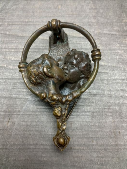 Piękna kołatka do drzwi - Pocałunek