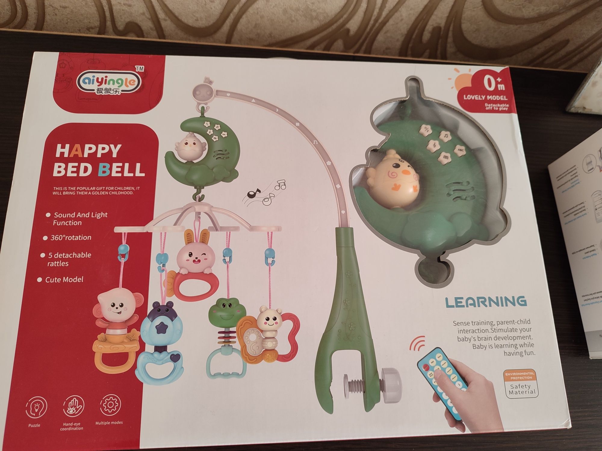 Іграшка для дитини і молоковідсмоктувач