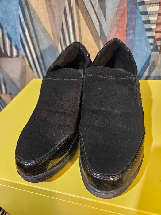 Wsuwane botki na koturnie