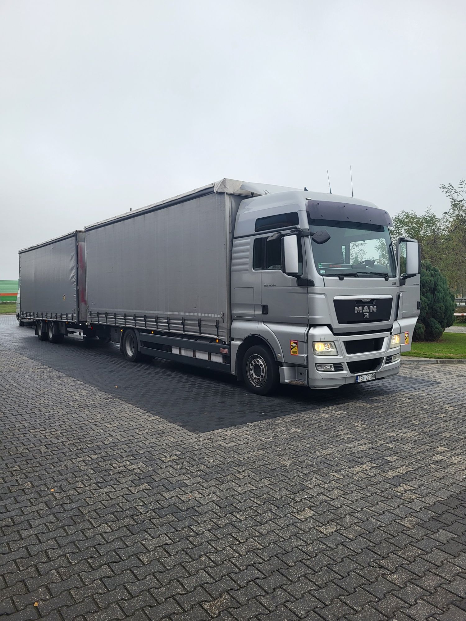 Transport busy dostawcze przeprowadzki transport ciężarowy dystrybucja