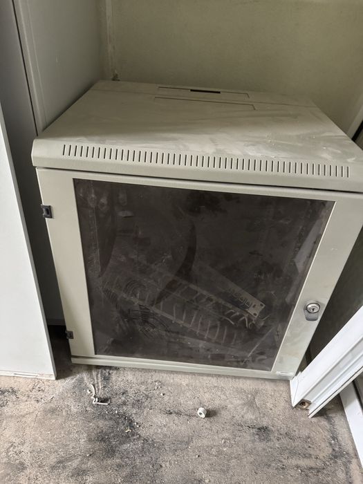 Дві шафи для серверів