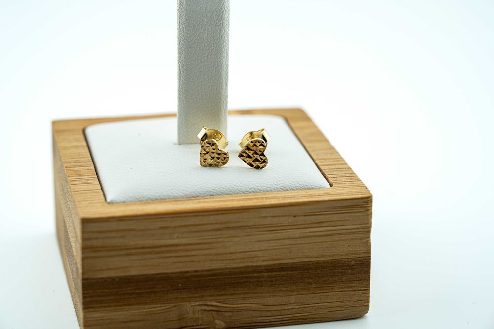 ZB557 świetne lekkie złote kolczyki serca z tłoczonym wzorem 8k sztyft