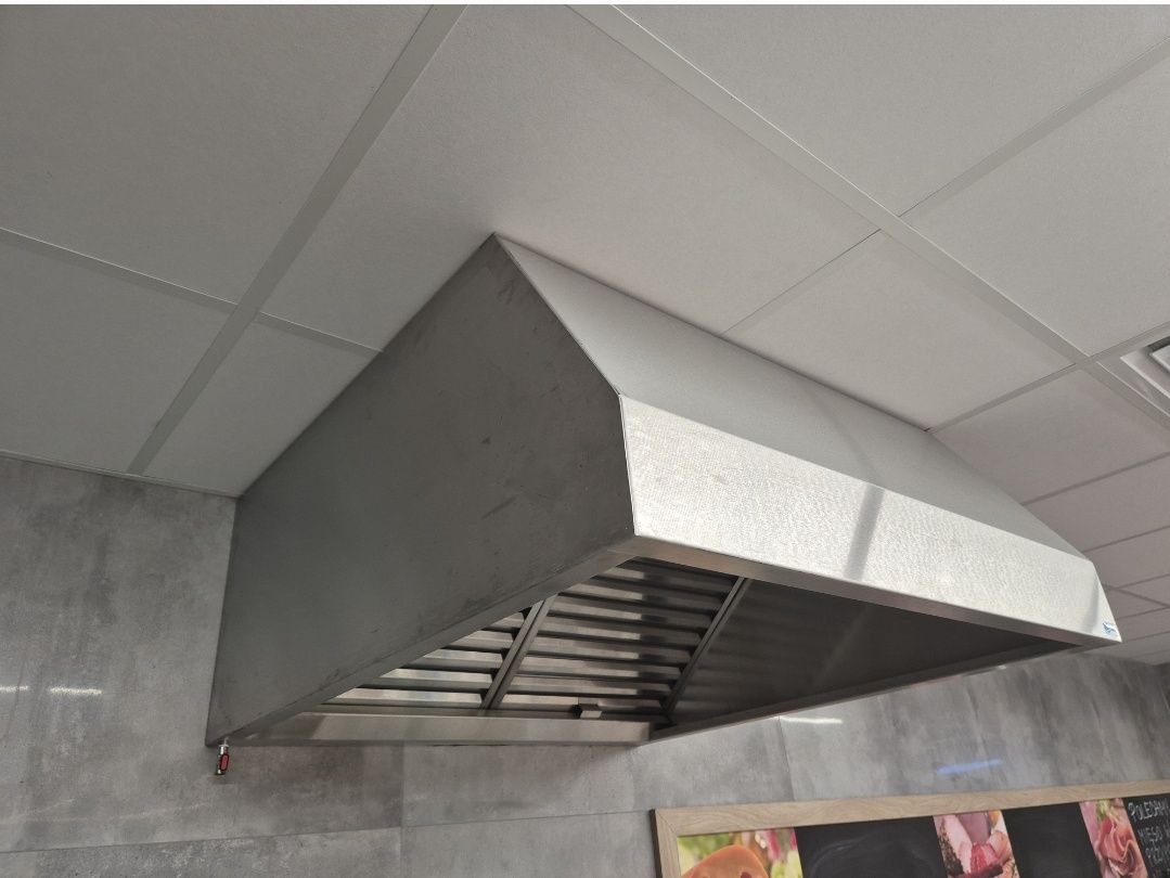 Okap przyścienny KOMAT 1000x1100x455 mm z łapaczami