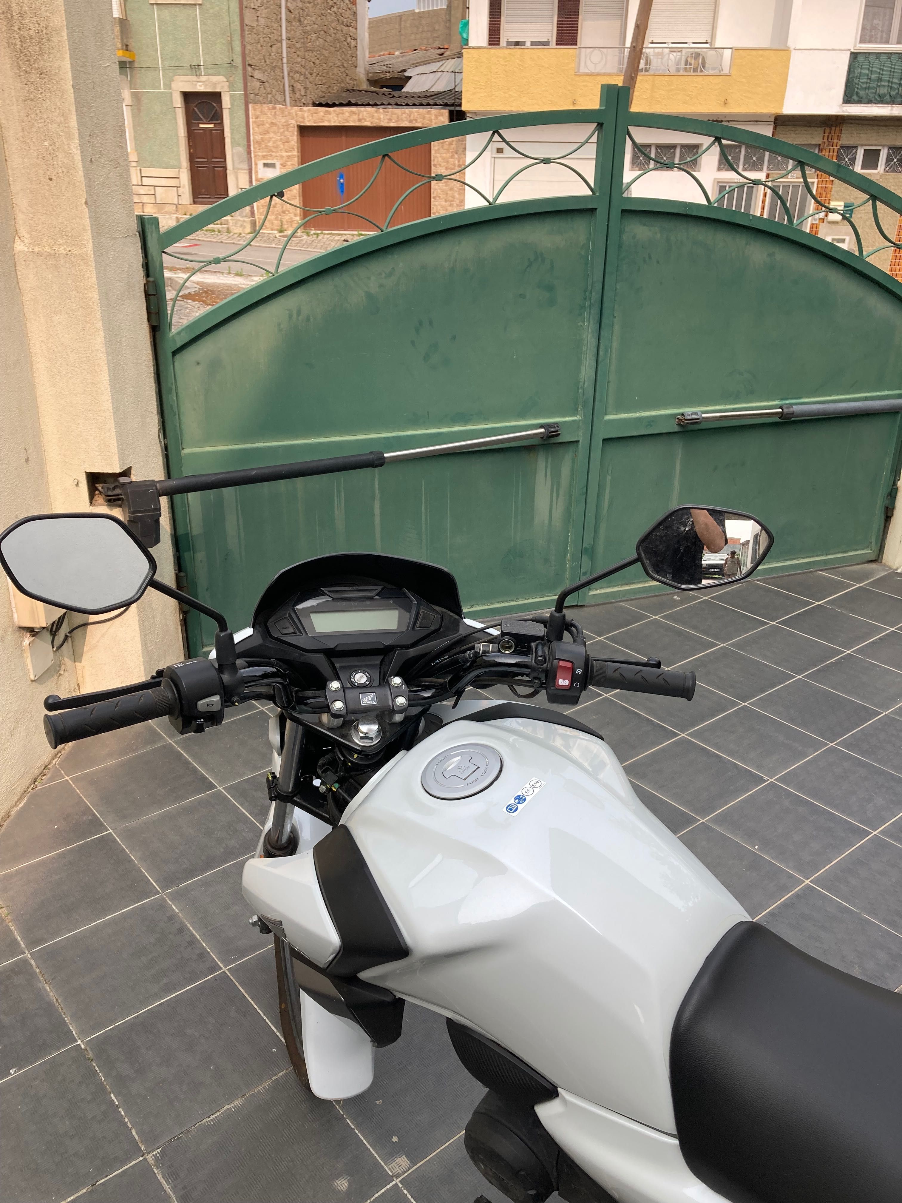 Mota Honda CB 125F 2021 branca