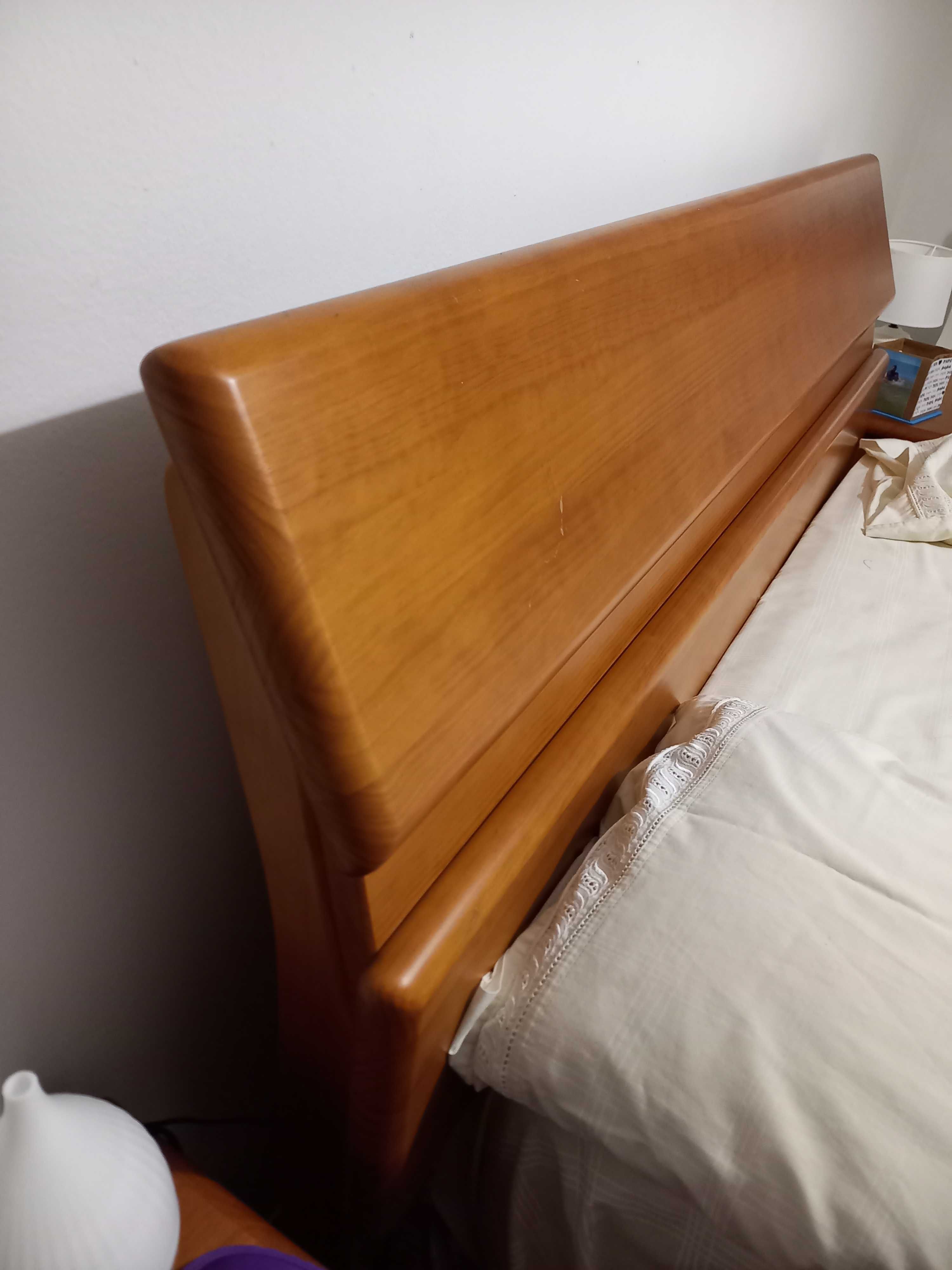 Cama casal + mesa cabeceira