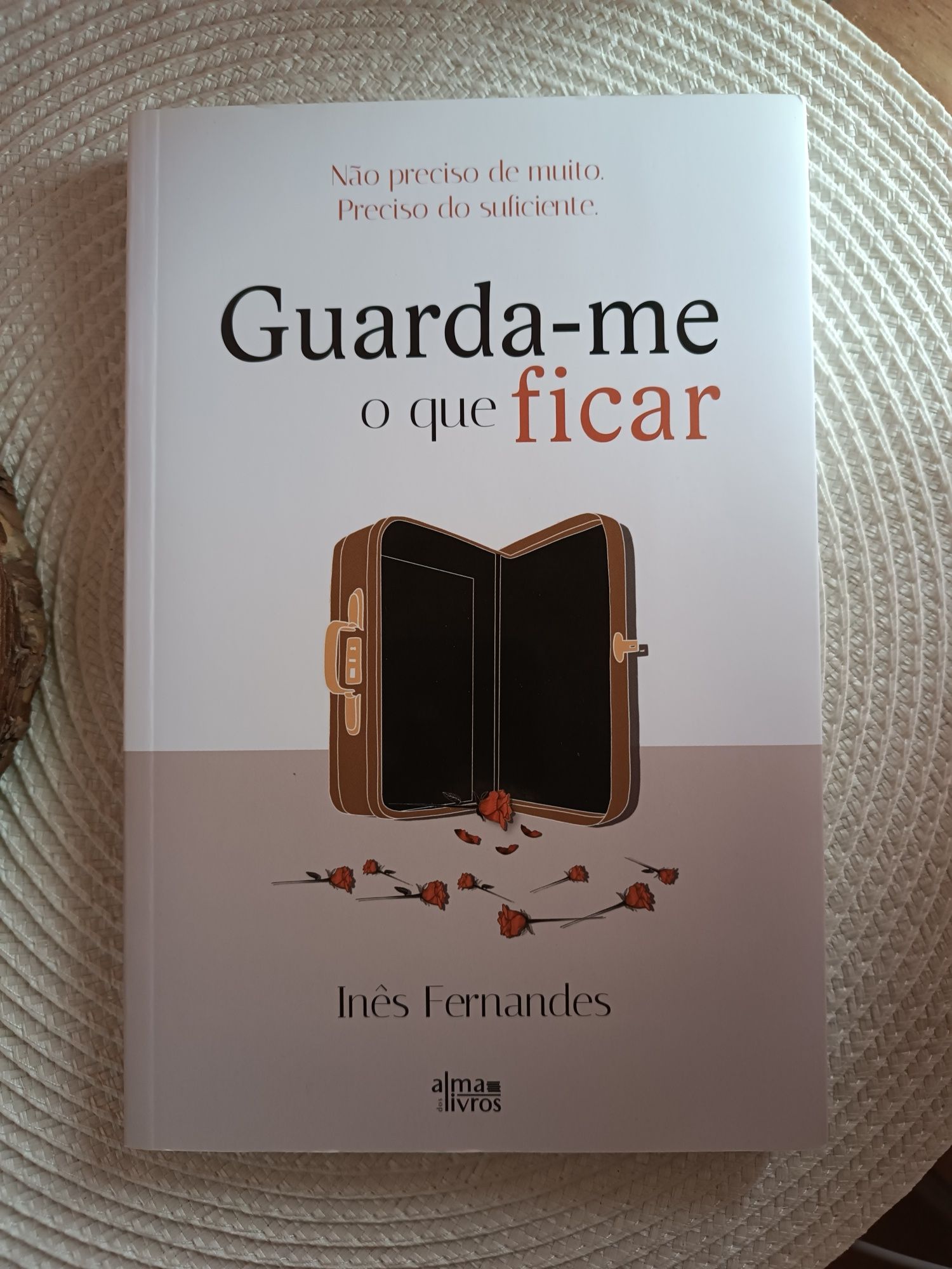 Livro "Guarda-me o que ficar" de Inês Fernandes