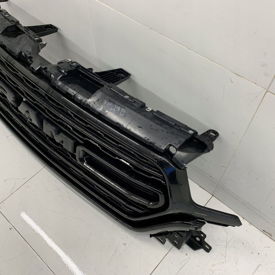 Atrapa grill czarny przód przedni kamera Dodge Ram V 1500 Limited 22r