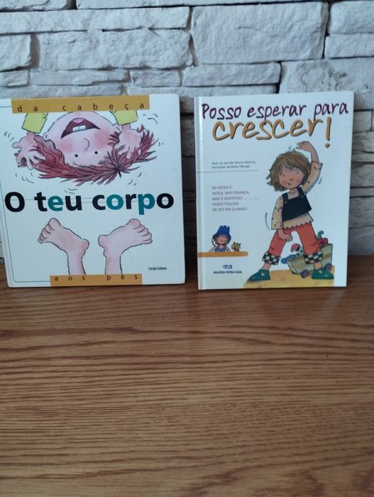 Dois livros didáticos com o corpo humano  e comportamento
