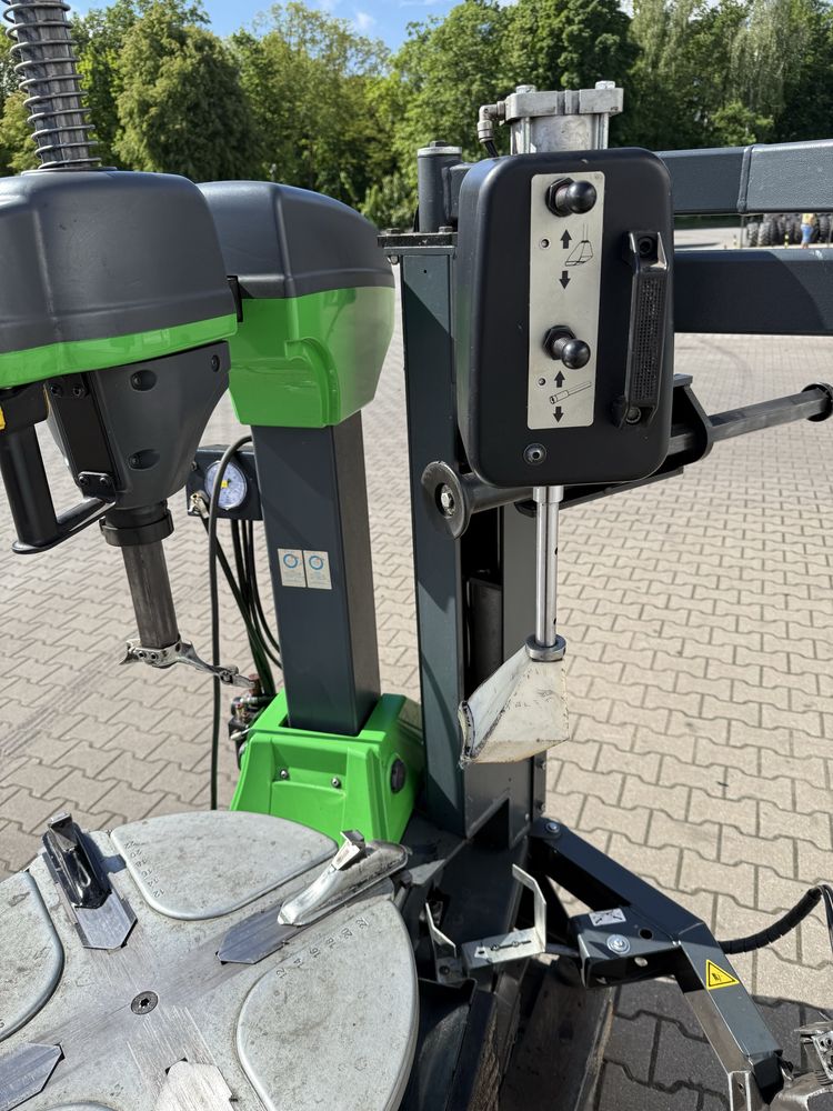 Montażownica do kół osobowych i dostawczych Bosch TCE 4430
