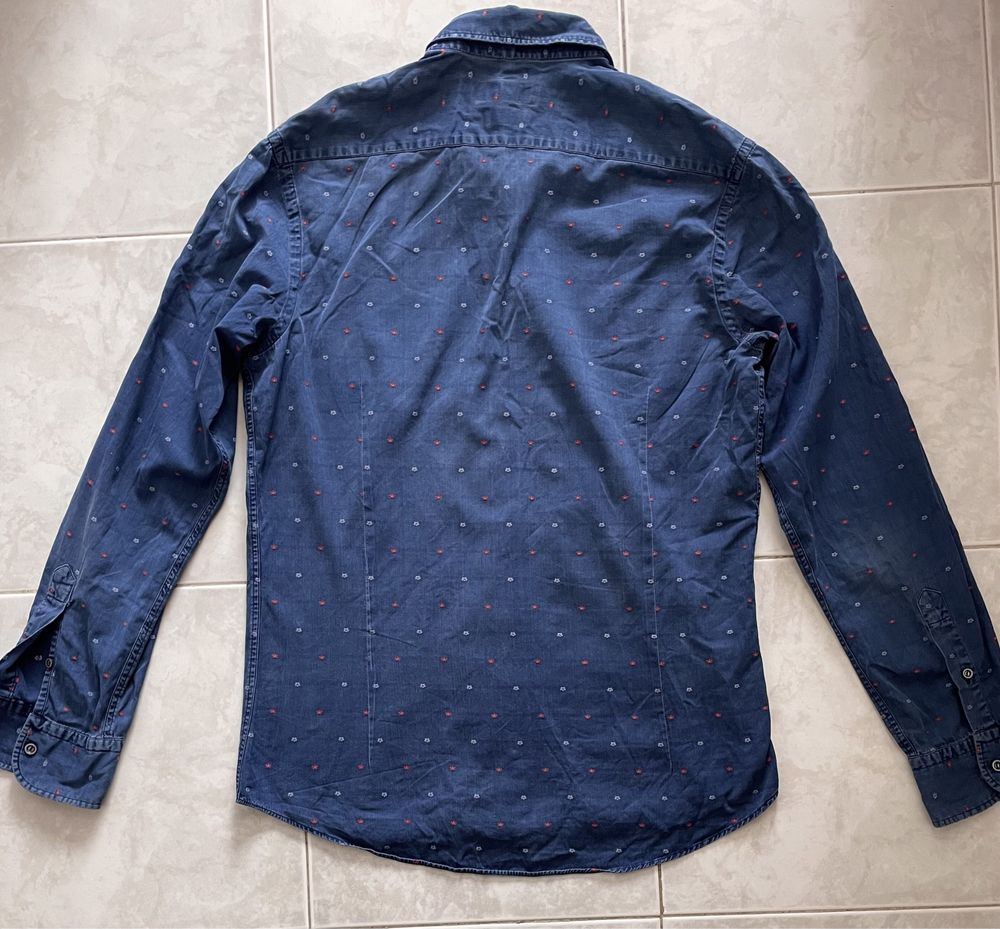 Camisa azul escura com flores (Massimo Dutti, tamanho M)