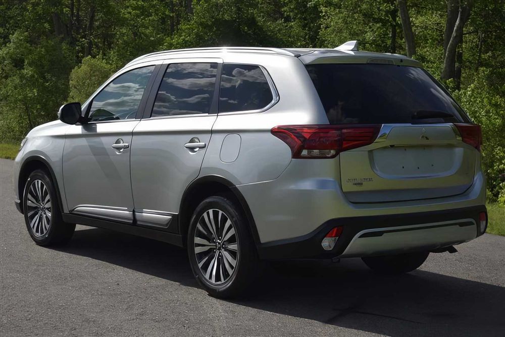 Mitsubishi Outlander      2020