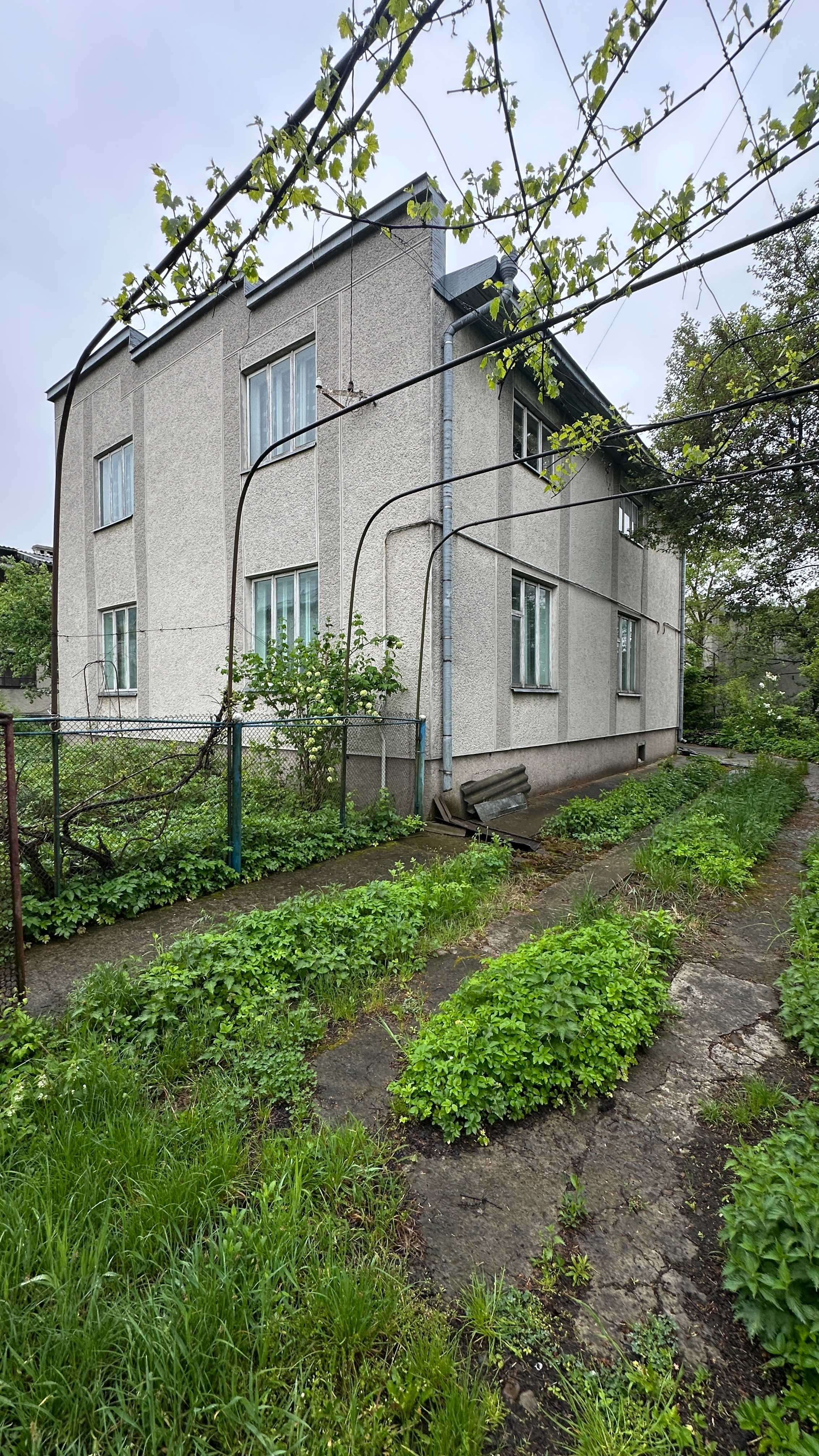 Цегл. Будинок із землею(13 сот. комунікації)під забудову в с. Угорники