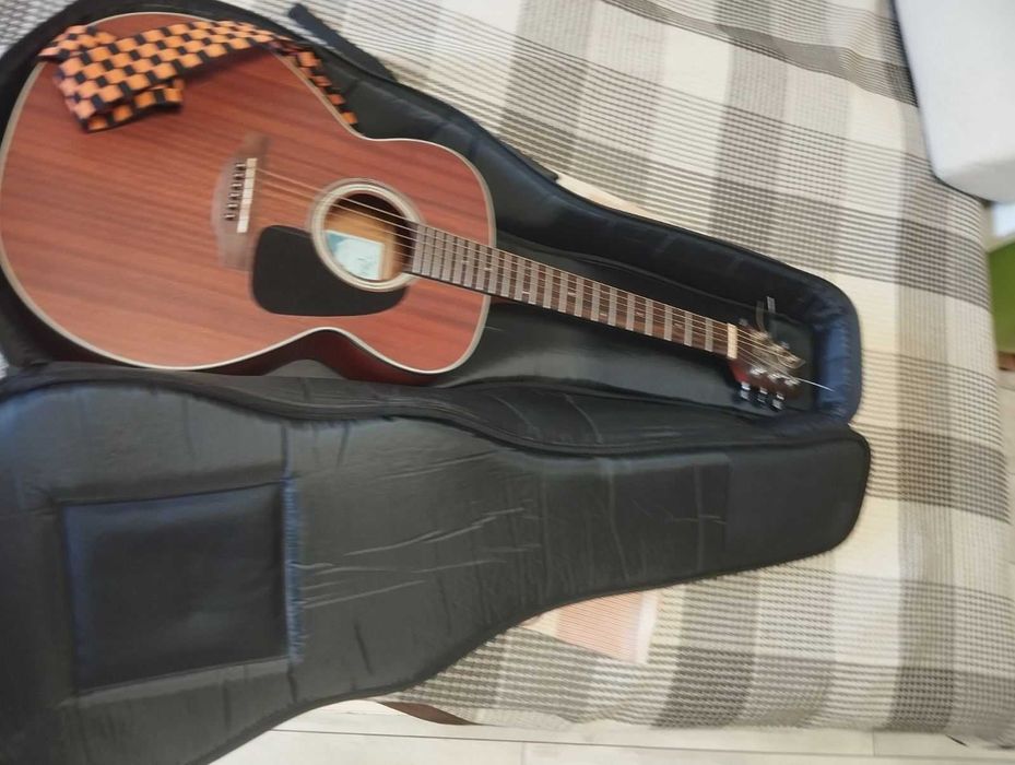 Електроакустична гітара і чохол Takamine