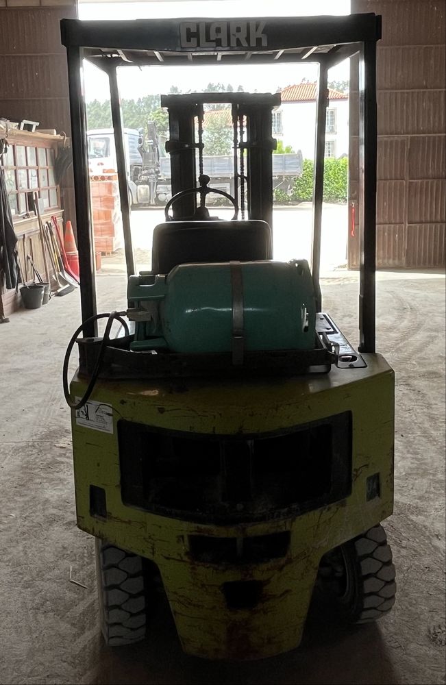 Empilhador Clark 1500kg Gás