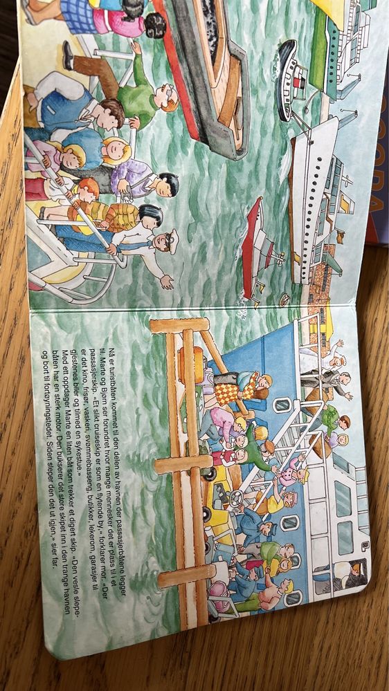 Książka po duńsku dla dzieci na wycieczce łodzią w porcie