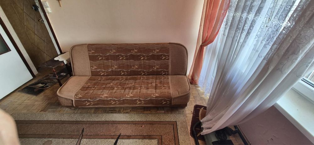 Rozkładana kanapa ze schowkiem