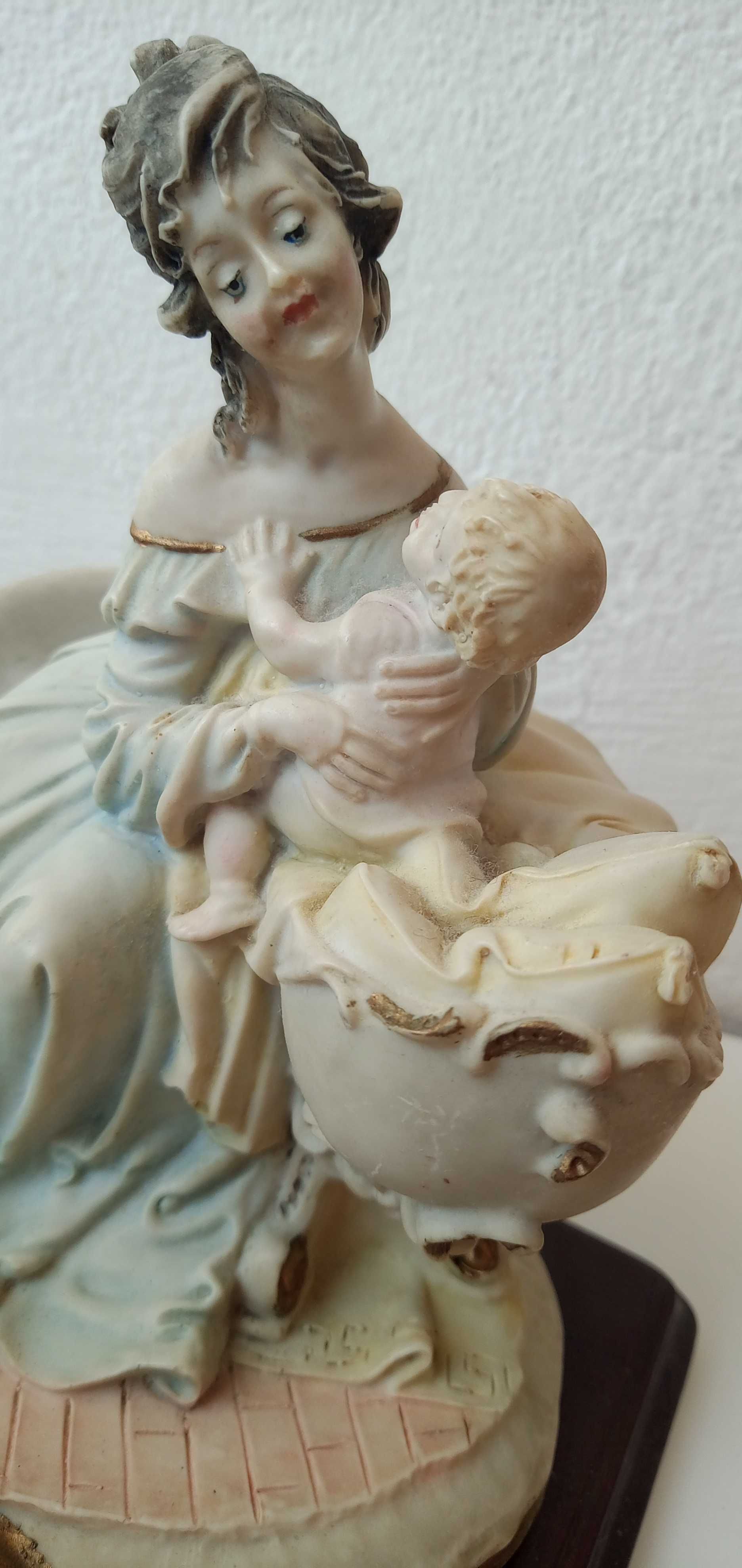 Estatueta com base madeira 20€