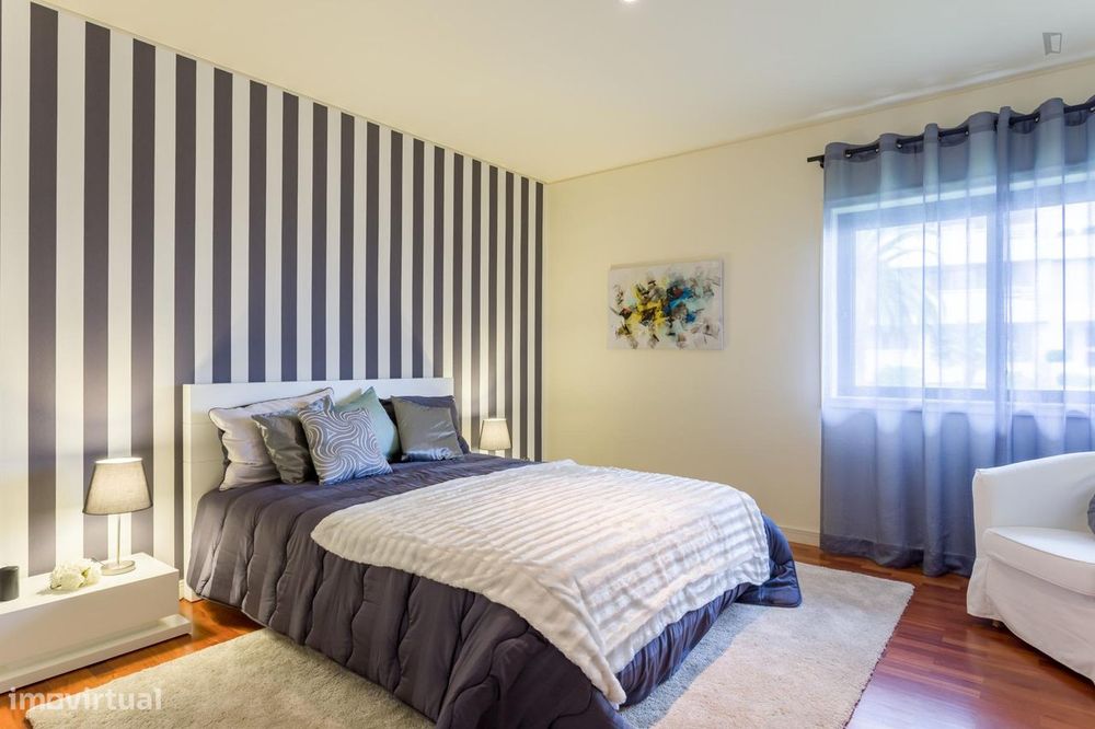 25623 - Quarto com cama de casal em apartamento...