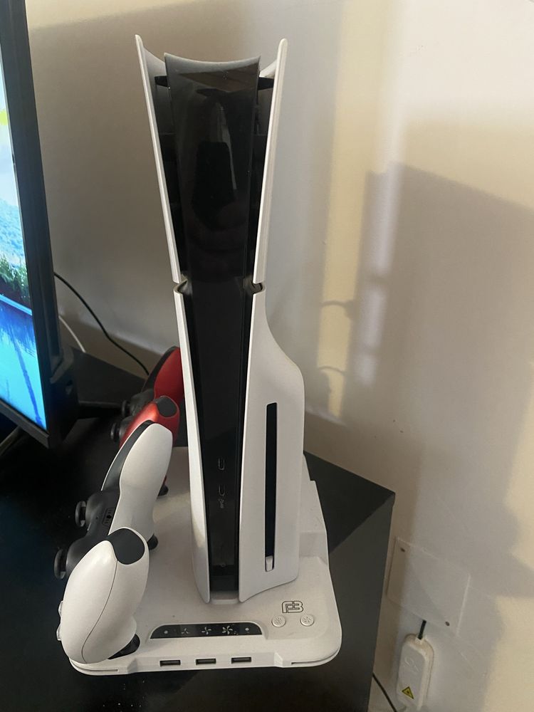 Playstation 5 com dois comandos mais base.