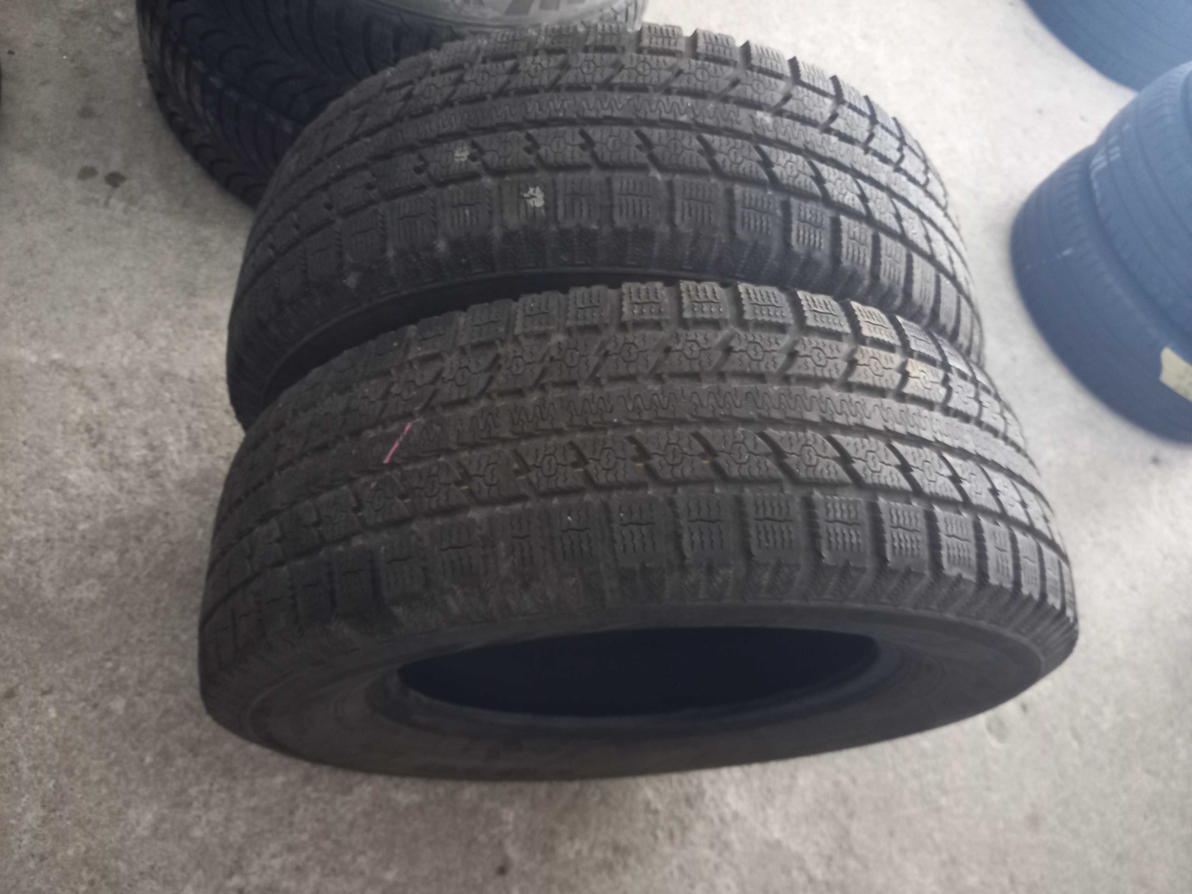 2 Pneus 205/70R15 4x4 Toyo seminovos