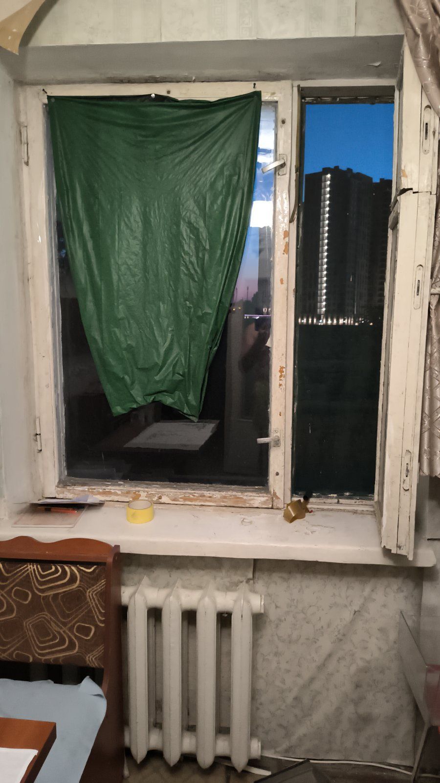 Отдам бесплатно старые деревянные окна, двери, полочки