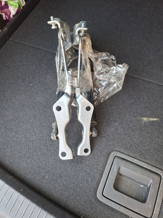 Кпіплення заднього багажника Infiniti Q60