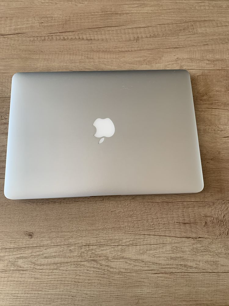 MacBook Air jak nowy, używany pół roku.