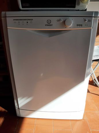 Máquina de lavar-louça Indesit