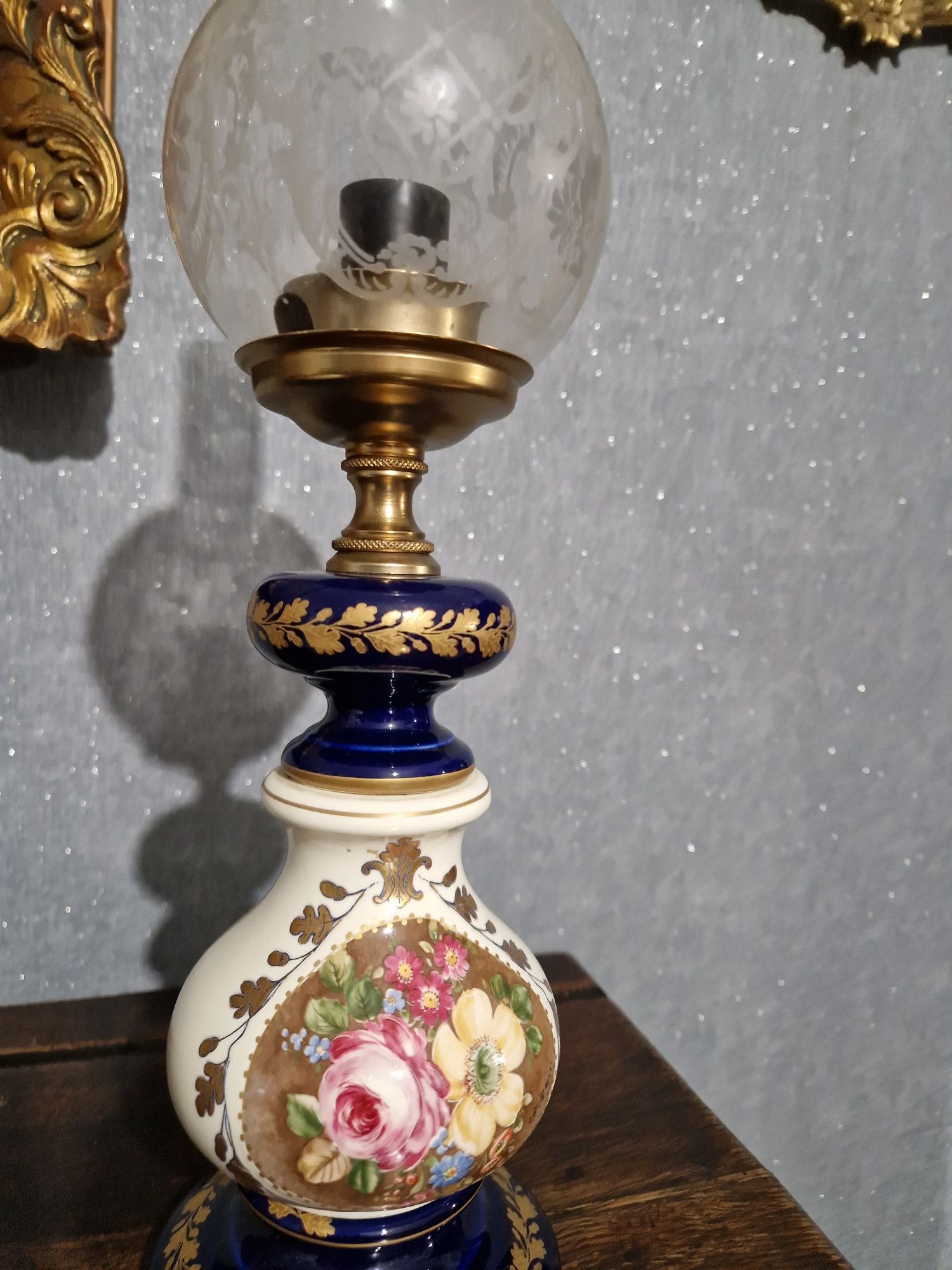 Piękna lampka porcelanowa