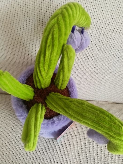 Nowy pluszak kwiat w fioletowej doniczce