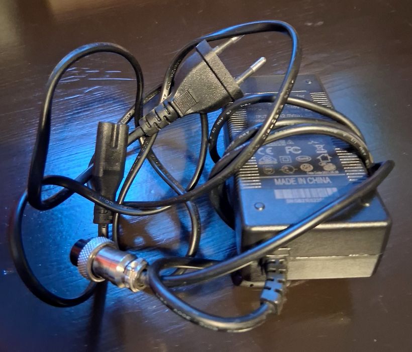 Ładowarka do hulajnogi Motus 8,5 Pro Lite