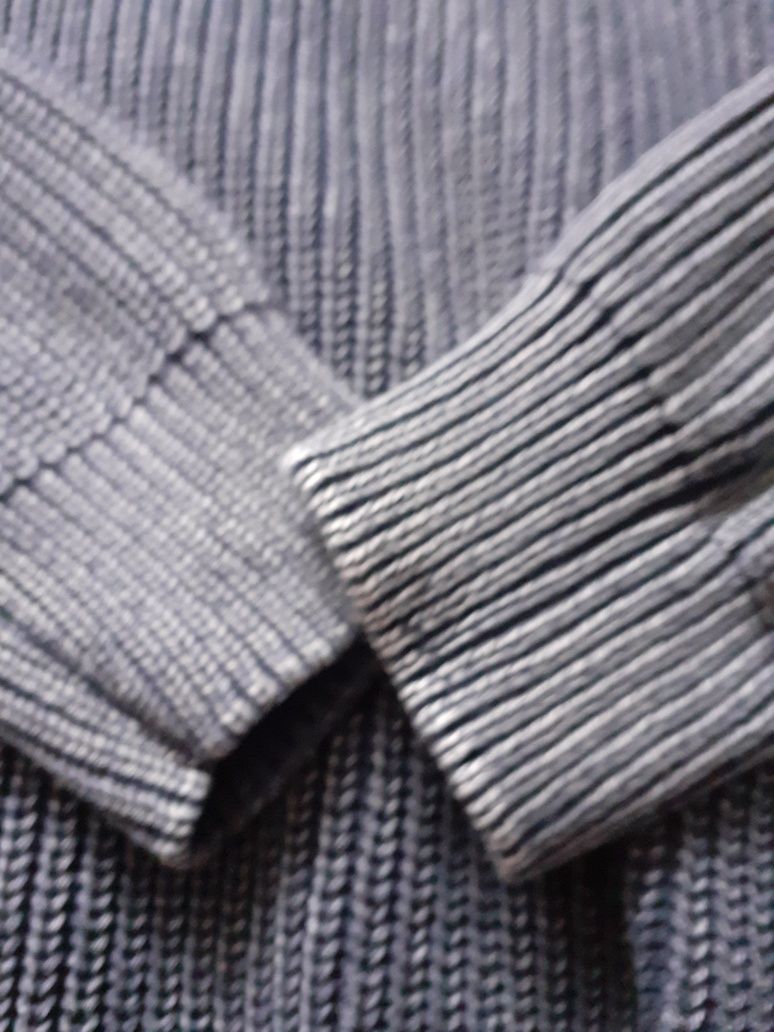 Sweterek firmy Reserved w rozmiarze 152