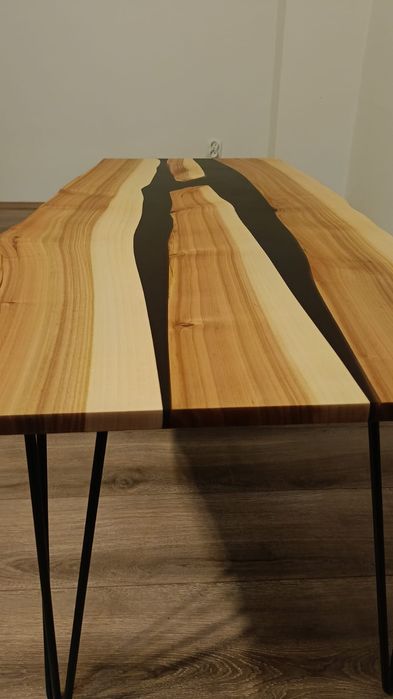 Stolik kawowy z litego drewna i żywicy