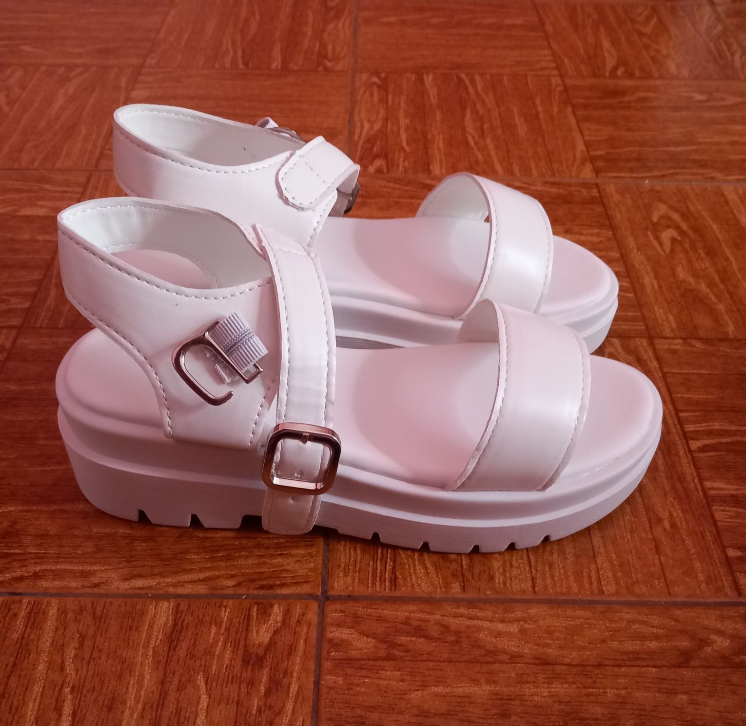 Sandalias em tom branco