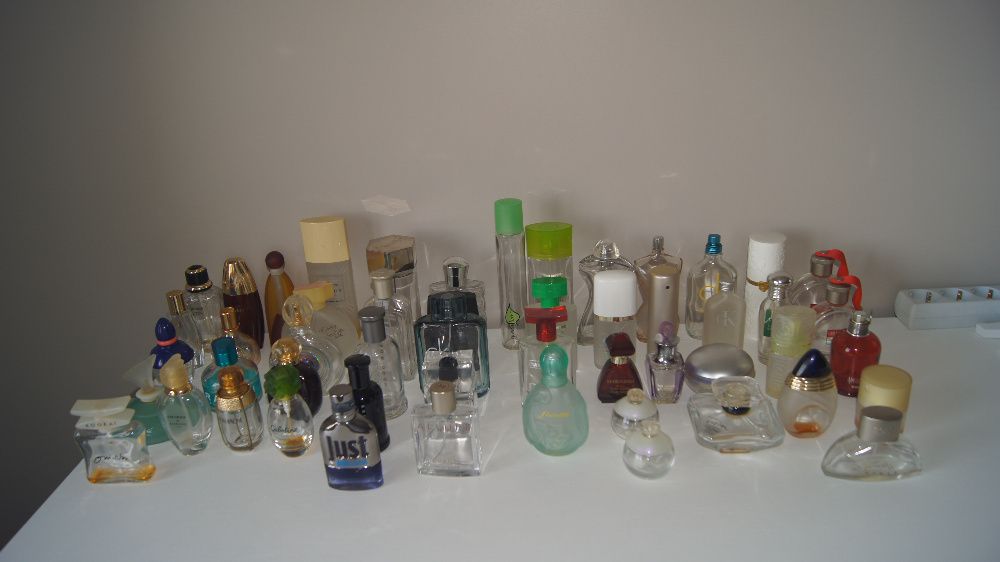 54 frascos de perfumes vazios