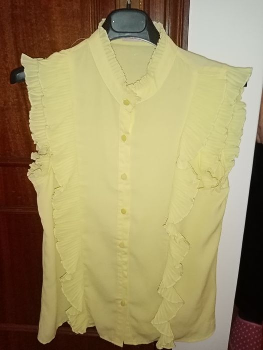 Blusa amarela com folhos