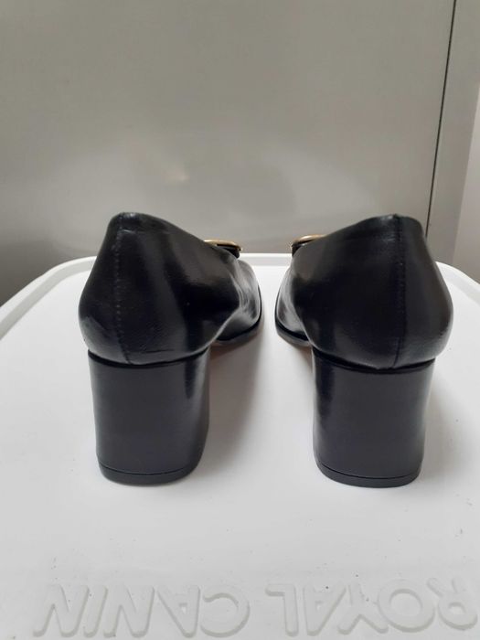 Sapatos pretos com aplicação removível 35