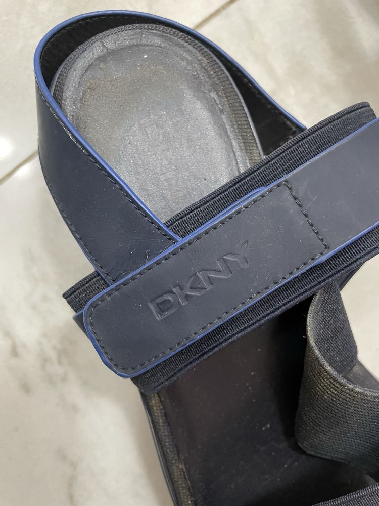 Sandały DKNY rzepy koturny platforma