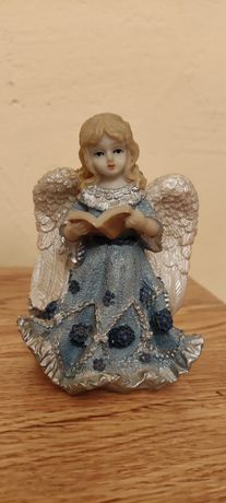 Figurka czytającego aniołka