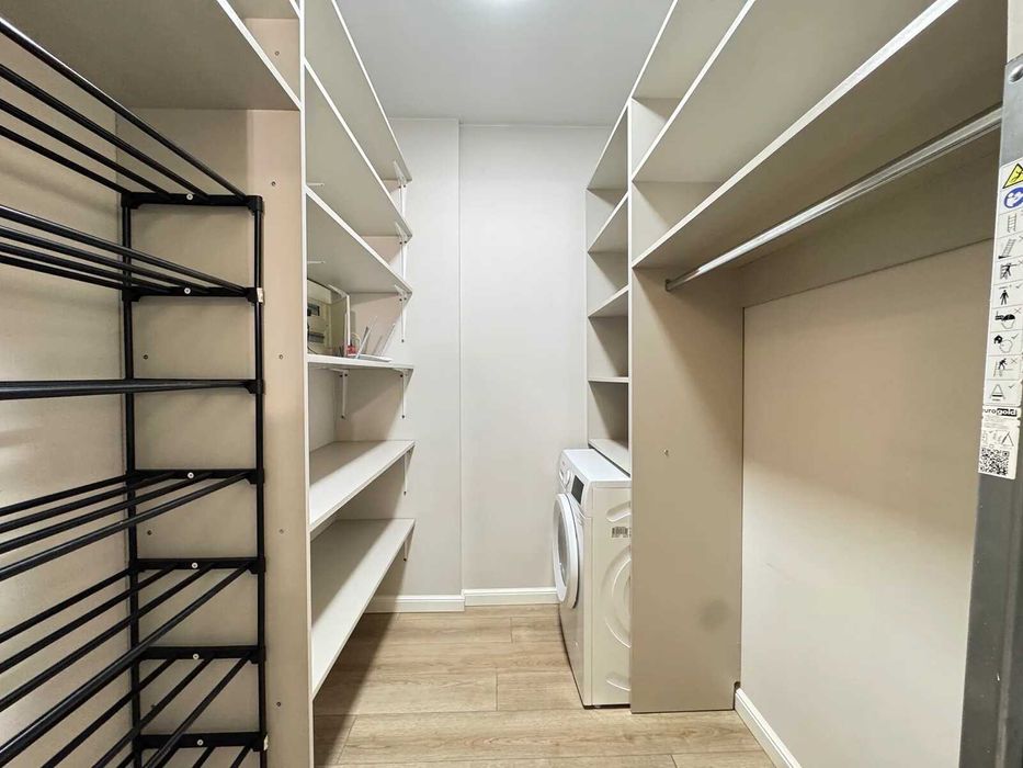 Функціональна трикімнатна з видом на річку