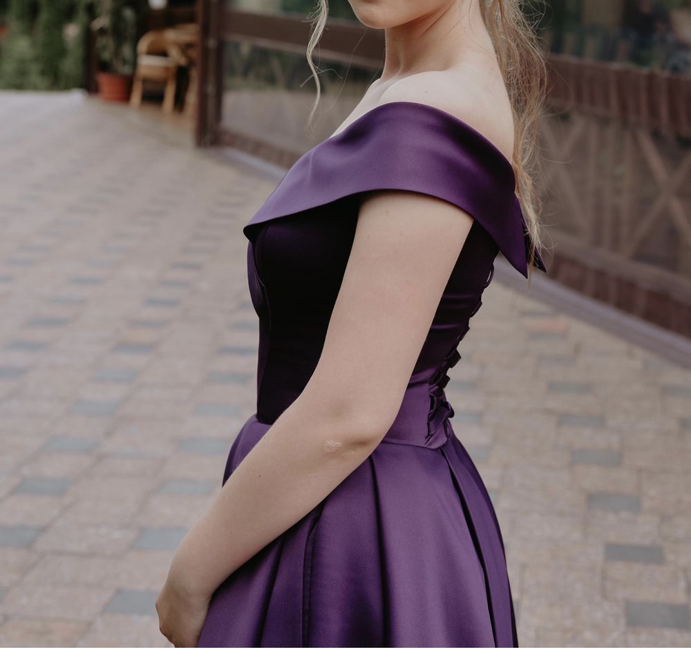 Випускна сукня насиченого фіолетового кольору, міцний атлас.